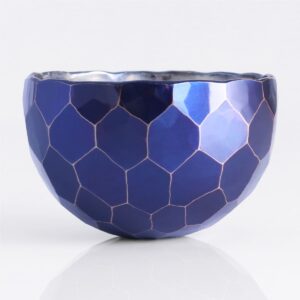 ［清雅堂］鎚起銅器｜酒器｜亀甲紋「ぐい呑み」青藍色（口径60mm、容量64ml）